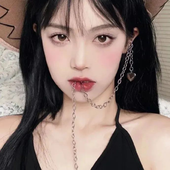 弱比少男闯女校